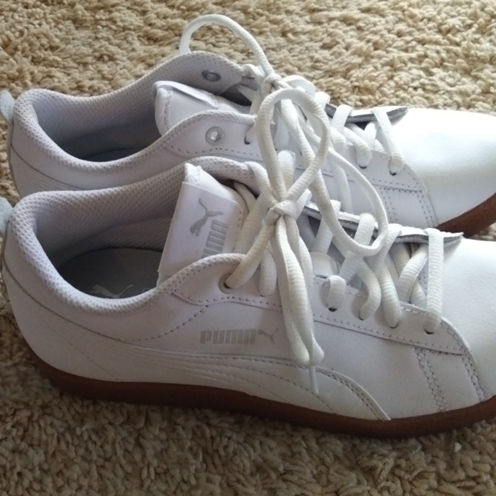 White PUMAS 5 1/2